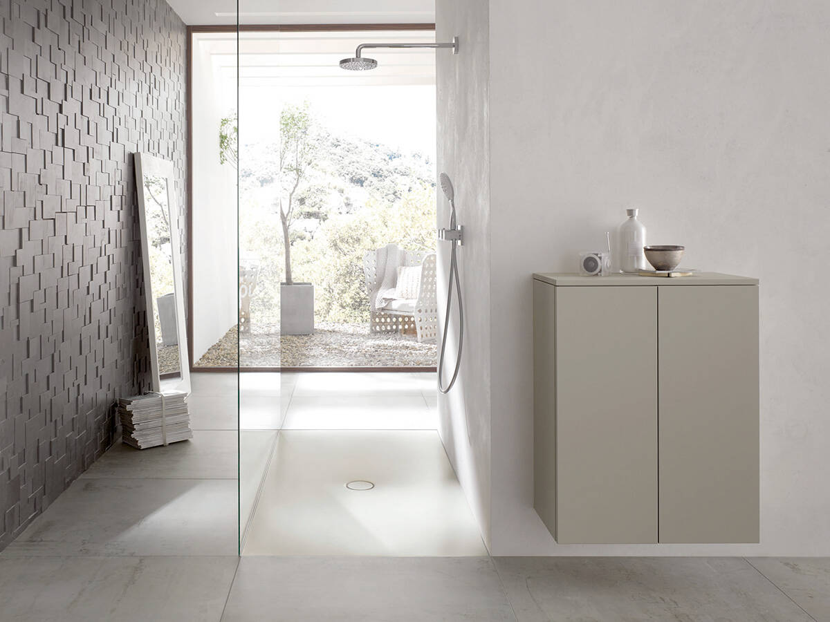 Grande douche au ras du sol.